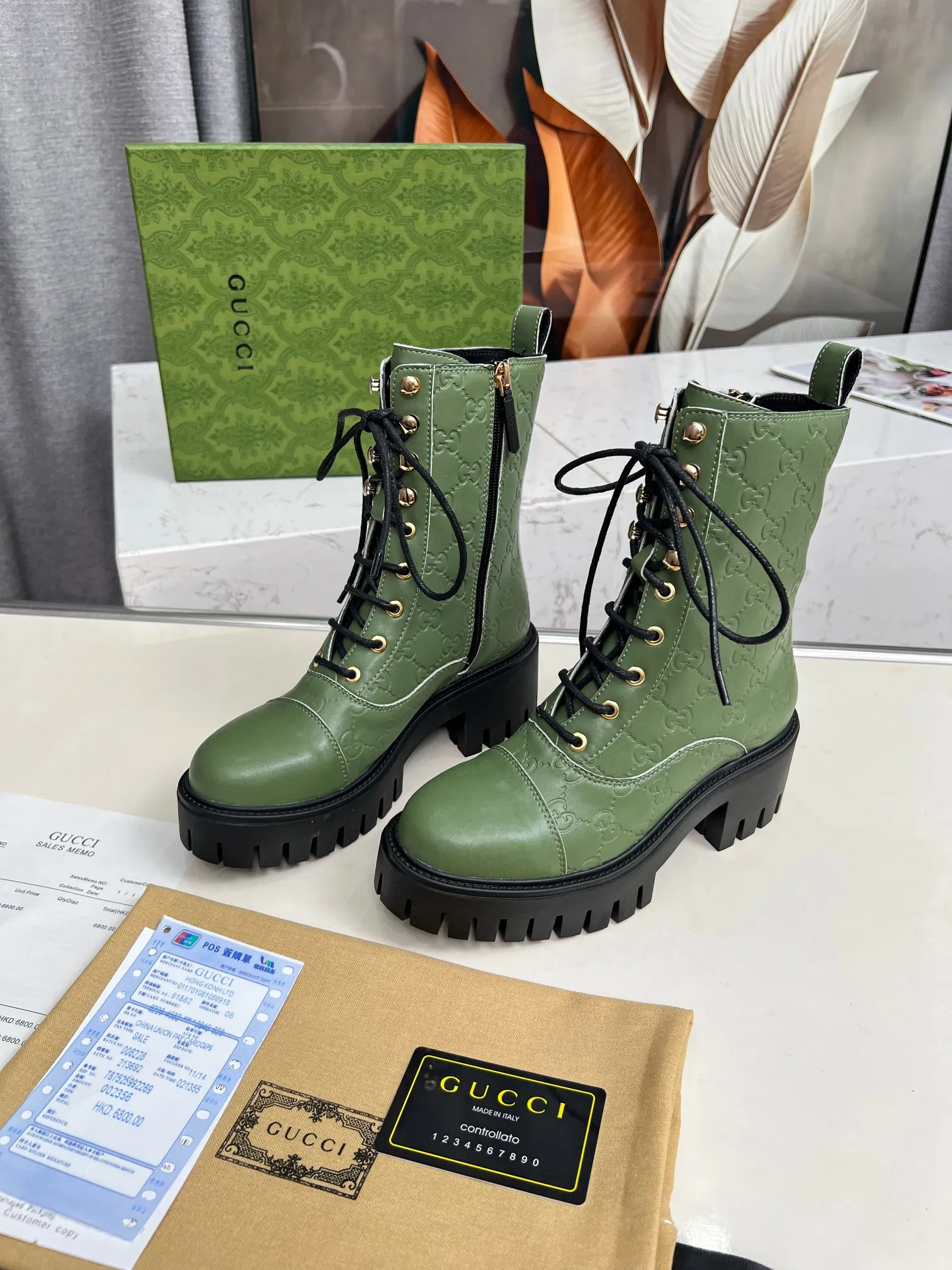 👟👟Ex-factory price 600👟👟 2025Gucci Gucci lace-up ankle boots. These lace-up ankle boots are made of Peugeot GG lace-up ankle boots. These lace-up ankle boots are carefully made of iconic GG cow leather, highlighting the brand's timeless and elegant aesthetic style. Featuring a bold silhouette, these ankle boots feature a rubber lug sole that provides secure support while giving the entire silhouette a modern, sophisticated feel. Lining: cowhide Heel height: 6 cm Size: 35-42#